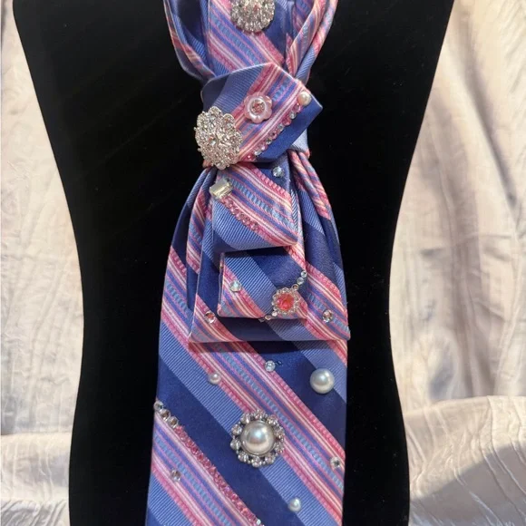 Elegant Striped Brooch-Embellished tie necklace. - Picture 4 of 6